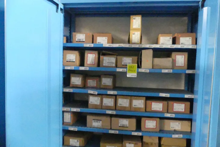 Konvolut Material, divers Umfang: Schrankinhalt